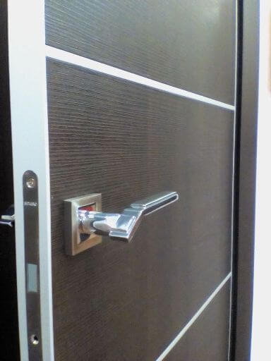 межкомнатная дверь экошпон венге с алюминием на выставке