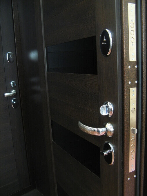 металлическая входная дверь ГРОФФ 223 венге вералинга на выставке