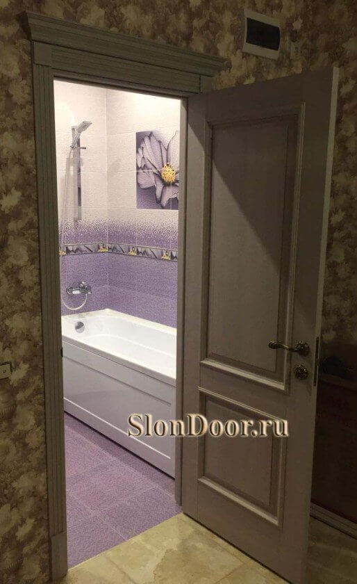 классическая межкомнатная дверь с карнизом в ванную