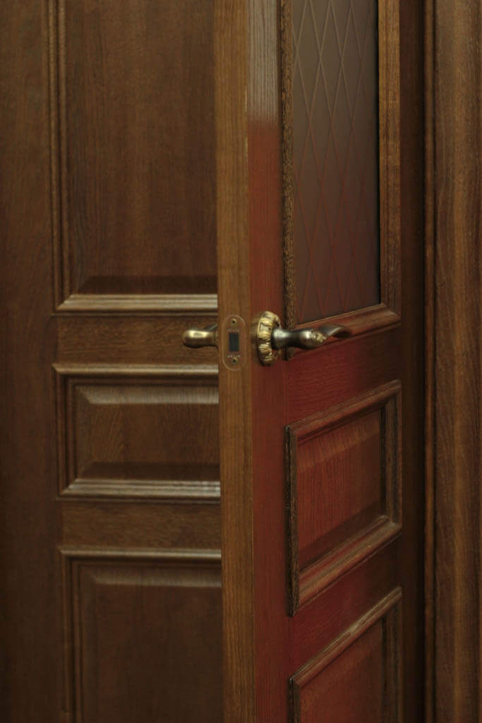 классическая дверь натуральный шпон дуба с бронзовым стеклом