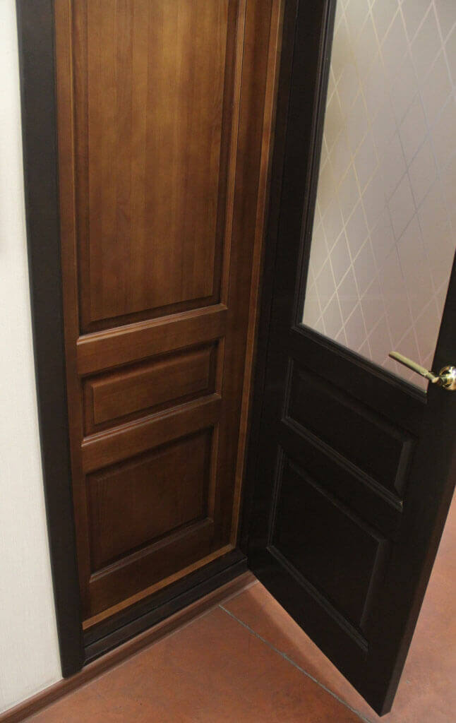 белорусские межкомнатные двери из массива сосны тонированные