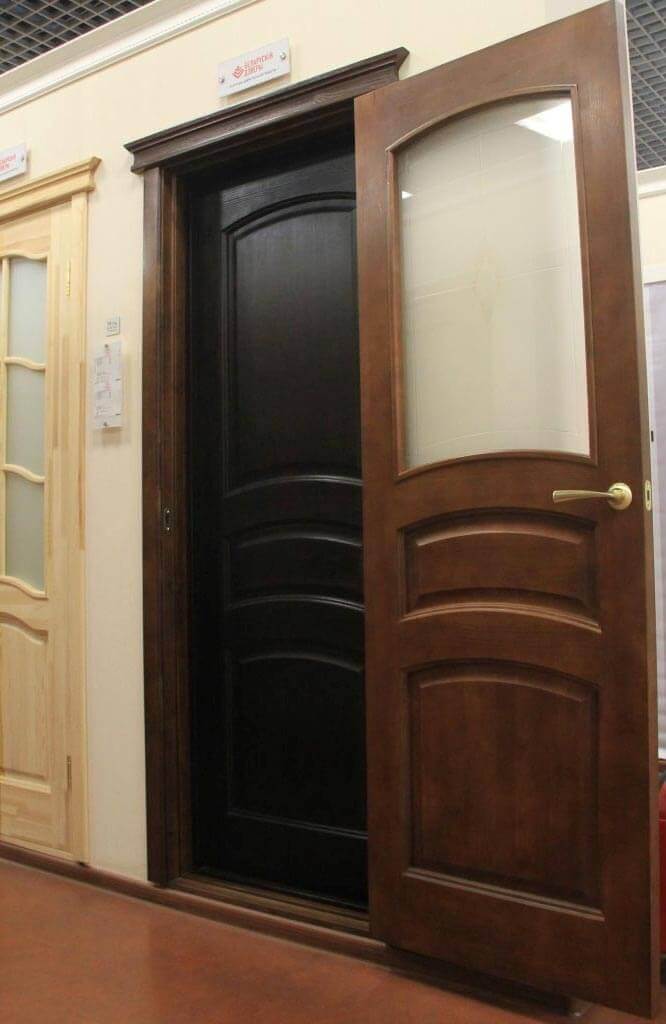 белорусская дверь м16 из сосны на выставке
